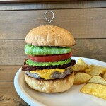 The goodies - 大人気のアボカドチーズバーガーに厚切りの自家製スモークベーコンをトッピング！