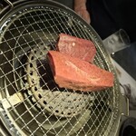 陽だま里 - 牛ハツブロックの表面だけ焼いてもらってます