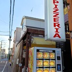 Pizzeria Bakka M'unica - 外観、ピザの自販機
