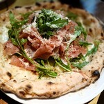 Pizzeria Bakka M'unica - 生ハムとルッコラのピザ