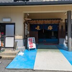 玄海いか舟処　海舟 本店 - 店の中は烏賊のイケスだらけ