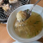 ドライブイン鳥 - 鶏スープの具材は玉子と若鳥のモモ肉とネギ❗️コレまた、最高❗️