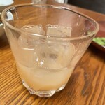 魚弥長久  - 桃のお酒ロックで