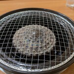 ドライブイン鳥 - 一番定食は若鳥の焼肉がメインなので焼肉用の網付きコンロ