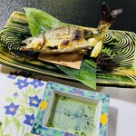 はま作 - 鮎塩焼きに牛肉しぐれ