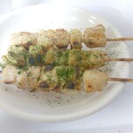 はまけい - ねぎま(塩）に青のりをふります