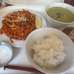 バスーデブ - バスデブスペシャルコンボ（パッタイｘグリーンカレー）（パッタイｘグリーンカレー）