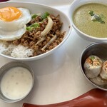 バスーデブ - バスデブスペシャルコンボ（ガパオｘグリーンカレー）