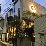 PIZZERIA IL VICOLO - 外観。側面はコンクリ製のどっしりトーチカみたいな壁面。