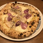 PIZZERIA IL VICOLO - 本日のピザ。ローストポークのピザ。生地だけでもメインが張れるくらい美味い。