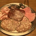 PIZZERIA IL VICOLO - シャルキュトリー盛り合わせ5種、2人前。イカ墨のモルタデッラがハオ。