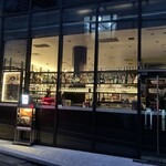 PIZZERIA IL VICOLO - お店の前面。ガラス張りのお洒落な店構えで、側面のトーチカ風の壁面とのギャップが面白い。