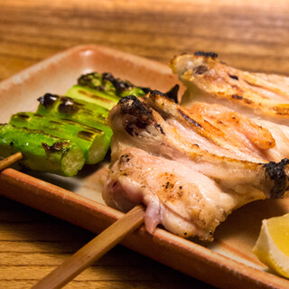 Our Commitment to Yakitori: Grilling fresh red chicken sourced in the morning at high temperatures.