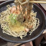 あみだそば 福の井 - 麺は平打ちで、腰と歯応えが強めで美味い！そばの香りとおろしの辛さが鼻に抜けるのがおろしそばの特徴です。