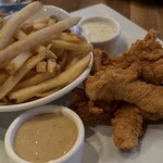 Yard House Waikiki - Waikiki Beach Walk - ハンドバタードチキンテンダー（Hand‑Battered Chicken Tenders）