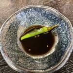 鉄平 - 唐辛子を潰しながら九州の甘い醤油でお刺身を食べる。