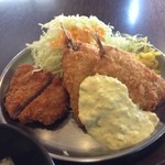 紅とん - ランチのアジフライ＆ハーフカツ定食。熱々でなかなかボリュームあります。