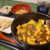 餃子屋こうちゃん - 麻婆豆腐丼セット(税込890円)
①花椒香る麻婆豆腐丼
花椒が効いてピリ辛なのでご飯が進みます
②焼き餃子3個③お味噌汁④ナムル
お飲み物《簡易ドリンクバー》①ICE珈琲
