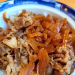 やぶ善 - 玉葱、糸蒟蒻、長葱が飴色になるまで煮込まれています。