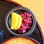 やぶ善 - 瑞々しくて冷たいのが嬉しい、箸休めの"お漬物" 二種盛り。