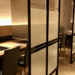 松尾ジンギスカン - テーブル間隔が広く快適