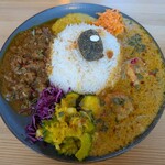 ゴロンドリーナ - あいがけ2種盛り（ラムダモンキーマ・バターシュリンプ）