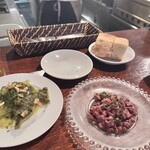 Nico Chelsea - ラタトゥイユ（左）と鹿モモのタルタル（イチオシ。）