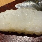 鮨しのぶ - しゃりだけと見間違える白イカのアップ