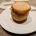 L'ESSOR - 上はカリカリ、下はもちもちのパン。おかわりのパンはバゲット