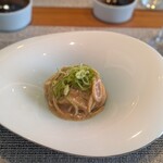 GIFT - お皿の底に青青とした大葉のソースが