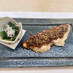 酒の和 幸多 - さわらのピーナッツ味噌焼き。ピーナッツの食感がいい。濃いめの焼き魚を青梗菜のお浸しがサッパリさせてくれる。