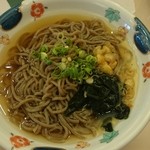 御苑食堂 ジャルダン - スタッフの方が勧めてくれたので、ついつい蕎麦を手に取る(これも食べ放題)