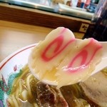 弥惣吉 - 薄切のなるとが２ピース。いいことがあるかも。