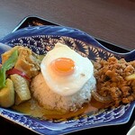 タイレストラン 沌 - タイ料理 THONG ＠COREDO日本橋 ガパオと選んだグリーンカレー相盛り