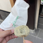 いせや - 妻が追加で草ころ(つぶあん)食べる(80円)
