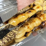 いせや - 上がみたらし、下がつけ焼き醤油…若干粘度が違う