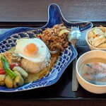 タイレストラン 沌 - タイ料理 THONG ＠COREDO日本橋 ガパオとカレー相盛りランチ 税込1,330円 グリーンカレーと無料トッピングはミニサラダお選んで