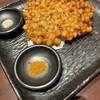 小樽食堂 - とうもろこしのかき揚げ　カレーパウダーに付けて食す。
