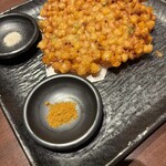 小樽食堂 - とうもろこしのかき揚げ　カレーパウダーに付けて食す。