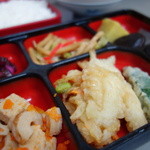 （株）美炎 - 料理写真:天麩羅（かき揚げ・鯒・おくら）、焼うどん、大根の膾、凍豆腐と竹輪煮、炊合せ（薩摩芋・蒟蒻・椎茸）、芝漬け
