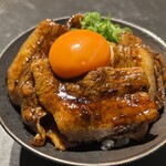 麺屋 練之助 - 炭焼ぶた丼（卵黄入り）
