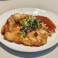 Trattoria Tabule - チキンシュニッツェル アラビアータソースとグラノーラ。柔らかい一枚肉のチキンがピリ辛のアラビアータソースとよく合います。