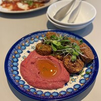 Trattoria Tabule - ファラフェルとひよこ豆のビーツフムス。ファラフェルは豆をすり潰して揚げたもので、コロッケみたいな食感♡