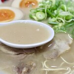 長浜ナンバーワン - クリーミーでコクのある豚骨スープ