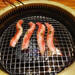 みなとみらいde 焼肉 DOURAKU - カルビ焼いてる