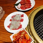 みなとみらいde 焼肉 DOURAKU - タン塩。ネギ塩ロース、カクテキキムチ