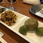 アンチョビ - 白ワイン、エリンギ、貝の干物、オリーブだ