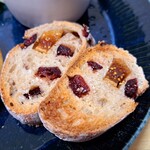 パン工房 ブォーノブォーノ - いちじくクランベリー(290円)　断面