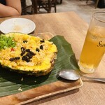 スコンター RAYARD Hisaya-odori Park店 - パイナップルチャーハンはパクチーがアクセントになって甘くなり過ぎず美味