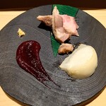 純麦 - 生マカ、ビーツのソース、カブ、焼豚。